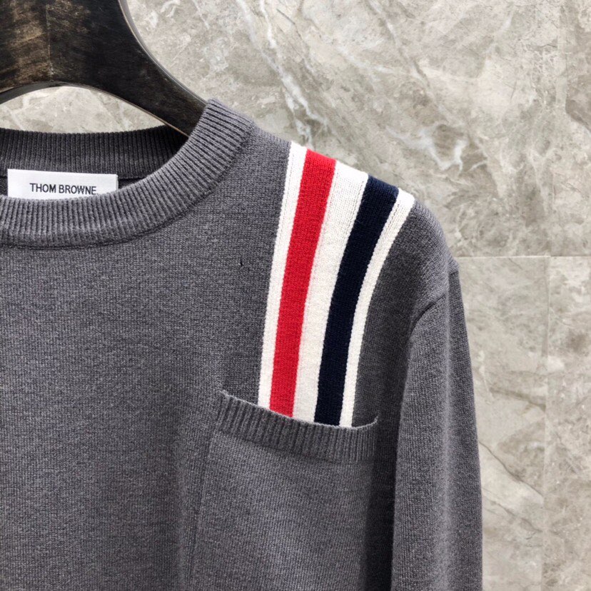THOM BROWNE 汤姆布朗 TB左肩织带圆领毛衣 \n颜色：灰色、藏青色 码数：1-4\n（下单请