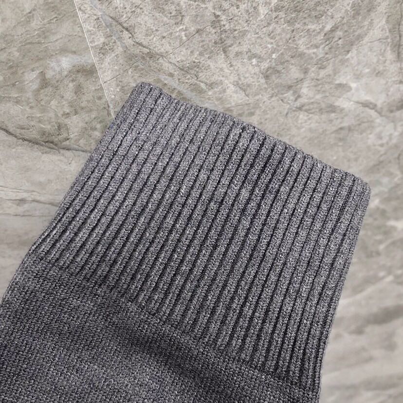 THOM BROWNE 汤姆布朗 TB左肩织带圆领毛衣 \n颜色：灰色、藏青色 码数：1-4\n（下单请