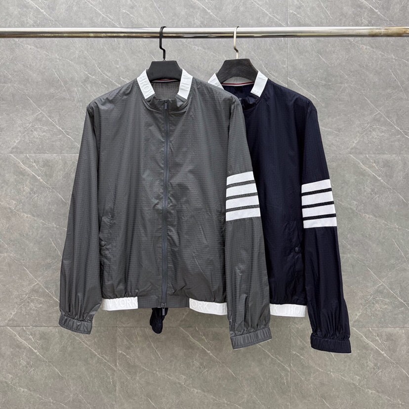 THOM BROWNE 汤姆布朗 TB 暗格纹秋冬薄款四杠休闲夹克 \n码数：1-4 颜色：灰、蓝\n（