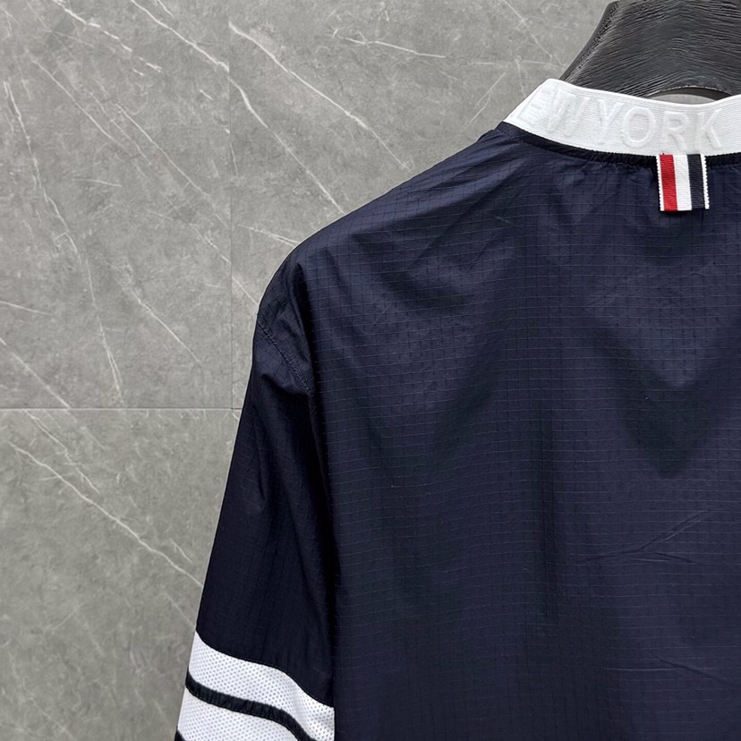 THOM BROWNE 汤姆布朗 TB 暗格纹秋冬薄款四杠休闲夹克 \n码数：1-4 颜色：灰、蓝\n（