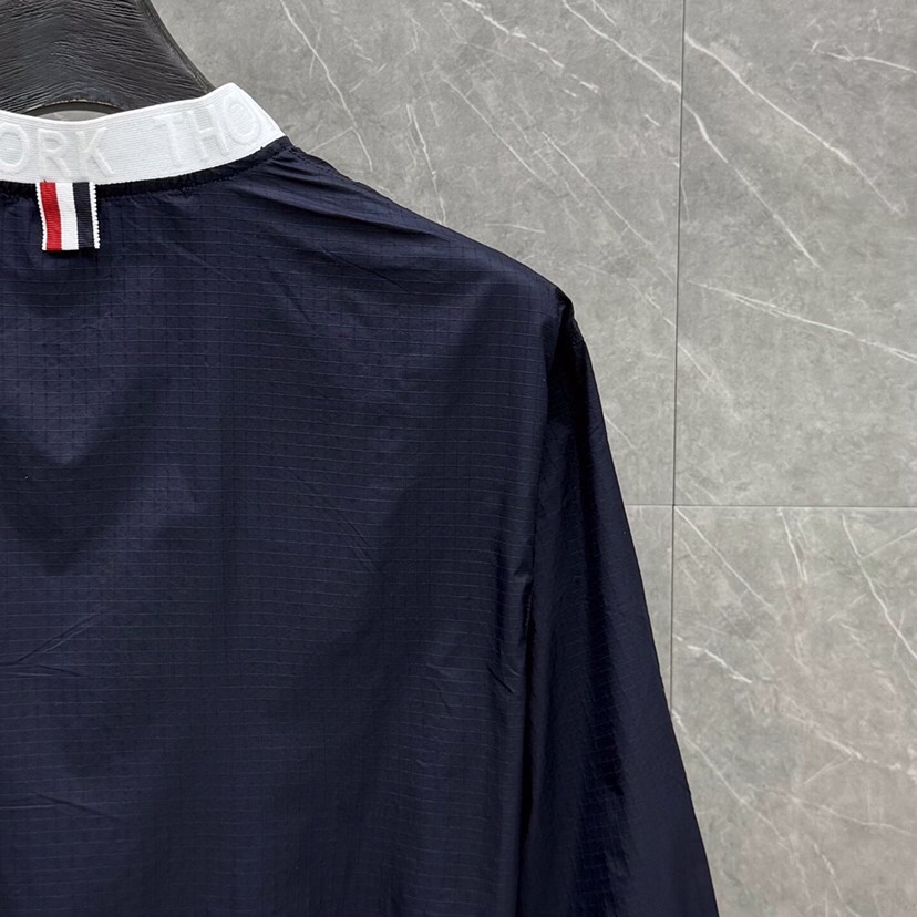 THOM BROWNE 汤姆布朗 TB 暗格纹秋冬薄款四杠休闲夹克 \n码数：1-4 颜色：灰、蓝\n（