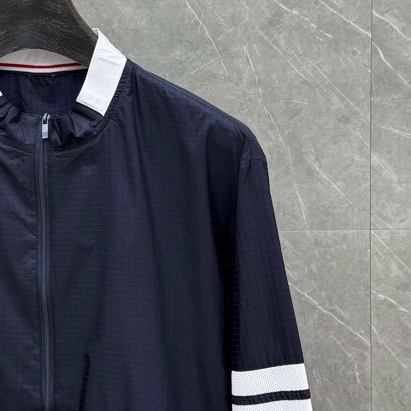 THOM BROWNE 汤姆布朗 TB 暗格纹秋冬薄款四杠休闲夹克 \n码数：1-4 颜色：灰、蓝\n（
