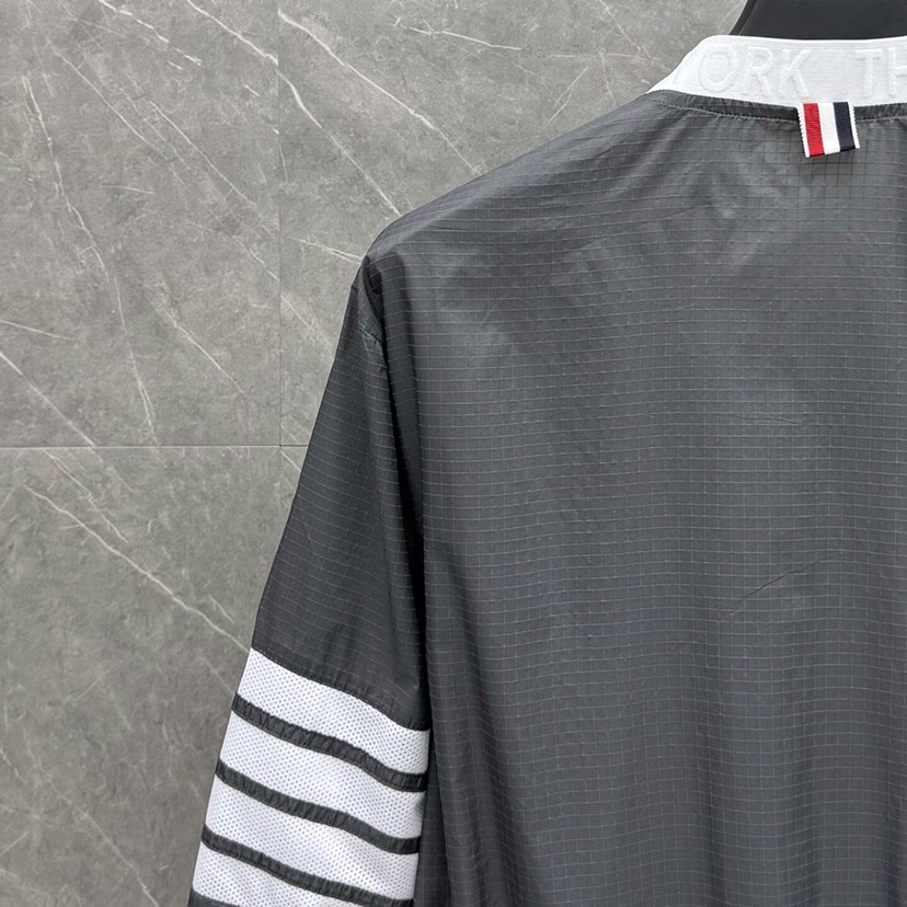 THOM BROWNE 汤姆布朗 TB 暗格纹秋冬薄款四杠休闲夹克 \n码数：1-4 颜色：灰、蓝\n（