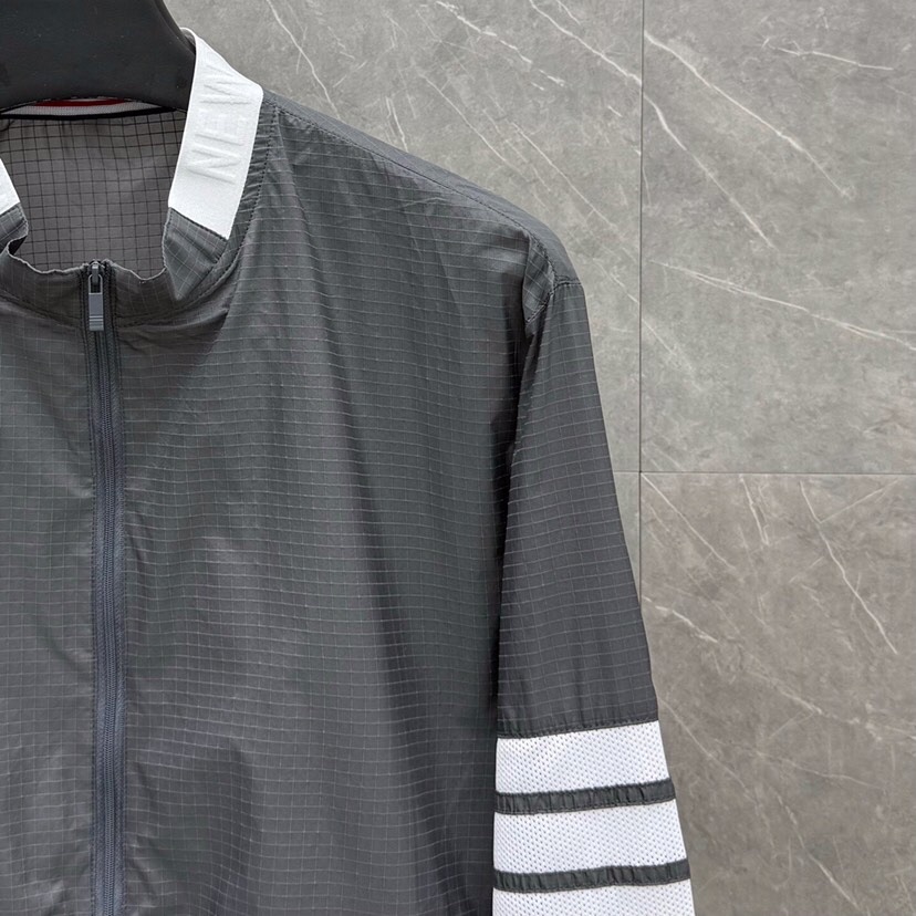 THOM BROWNE 汤姆布朗 TB 暗格纹秋冬薄款四杠休闲夹克 \n码数：1-4 颜色：灰、蓝\n（