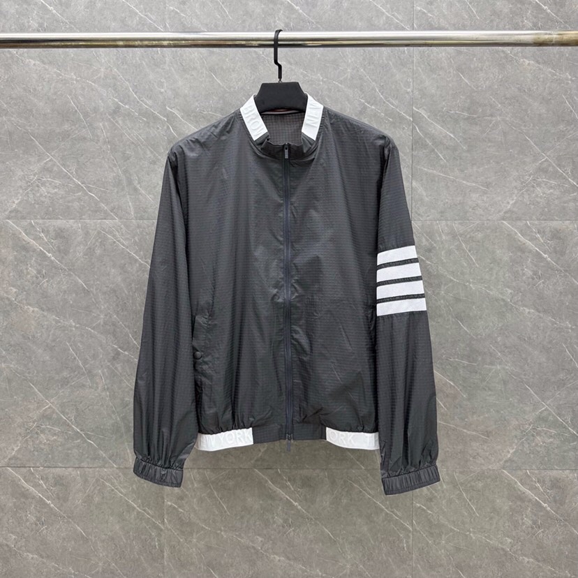 THOM BROWNE 汤姆布朗 TB 暗格纹秋冬薄款四杠休闲夹克 \n码数：1-4 颜色：灰、蓝\n（