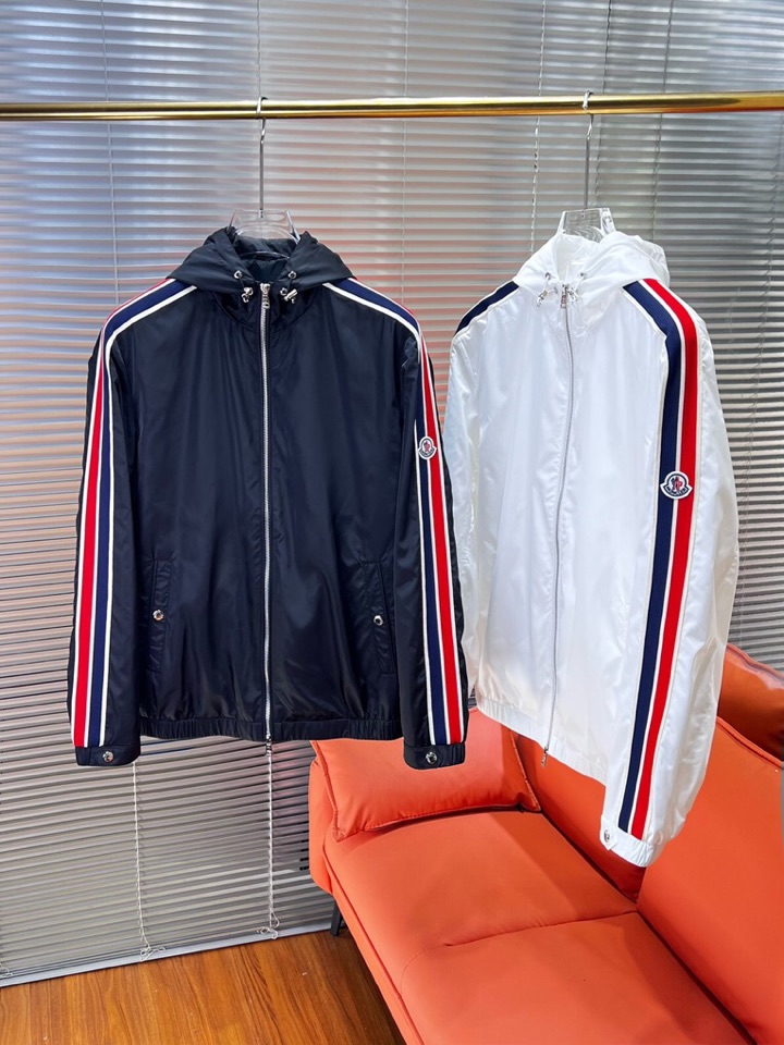 Moncler 蒙口25s秋冬新品连帽夹克。采用品牌独家科技面料，哑光表面呈现细腻质感变化。专业级防风结