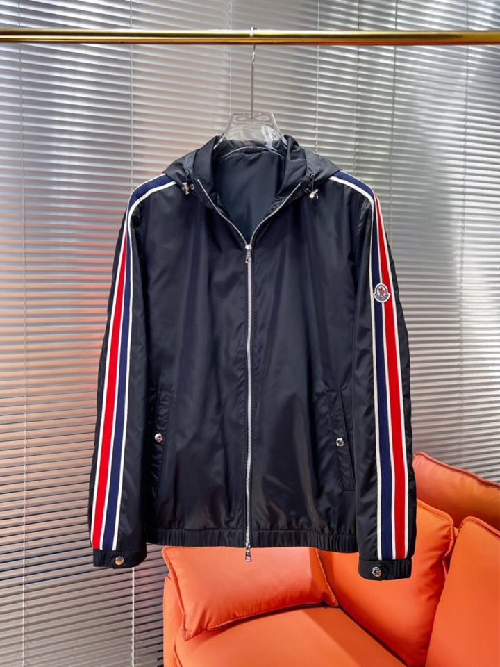 Moncler 蒙口25s秋冬新品连帽夹克。采用品牌独家科技面料，哑光表面呈现细腻质感变化。专业级防风结