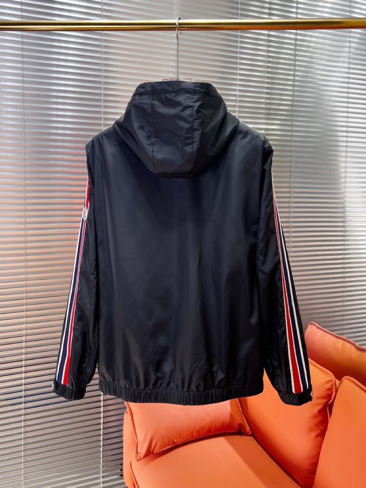 Moncler 蒙口25s秋冬新品连帽夹克。采用品牌独家科技面料，哑光表面呈现细腻质感变化。专业级防风结