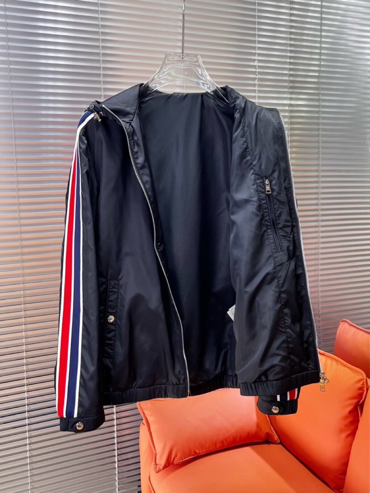 Moncler 蒙口25s秋冬新品连帽夹克。采用品牌独家科技面料，哑光表面呈现细腻质感变化。专业级防风结