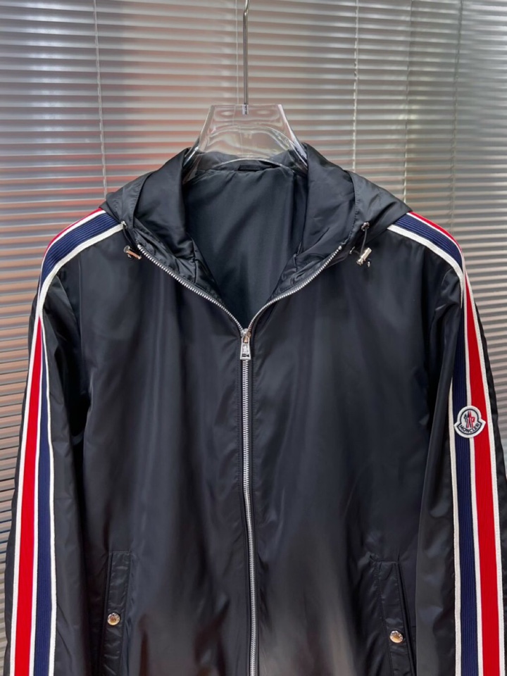 Moncler 蒙口25s秋冬新品连帽夹克。采用品牌独家科技面料，哑光表面呈现细腻质感变化。专业级防风结