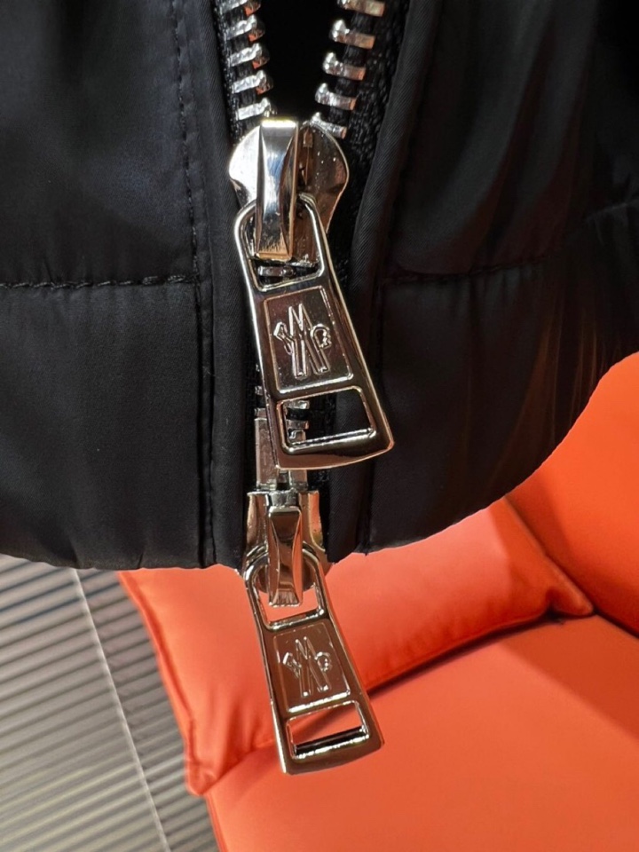 Moncler 蒙口25s秋冬新品连帽夹克。采用品牌独家科技面料，哑光表面呈现细腻质感变化。专业级防风结