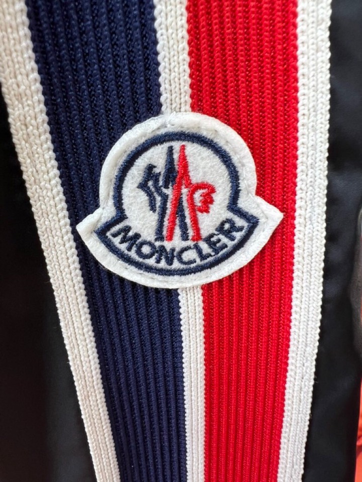 Moncler 蒙口25s秋冬新品连帽夹克。采用品牌独家科技面料，哑光表面呈现细腻质感变化。专业级防风结