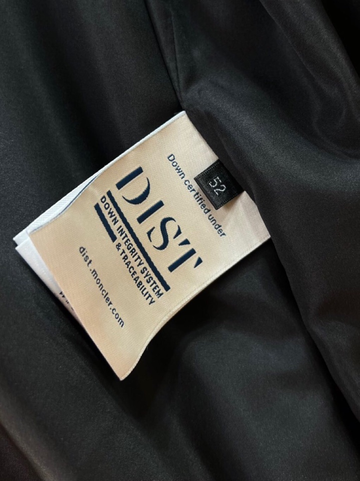 Moncler 蒙口25s秋冬新品连帽夹克。采用品牌独家科技面料，哑光表面呈现细腻质感变化。专业级防风结