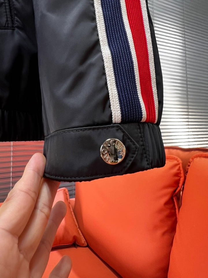 Moncler 蒙口25s秋冬新品连帽夹克。采用品牌独家科技面料，哑光表面呈现细腻质感变化。专业级防风结