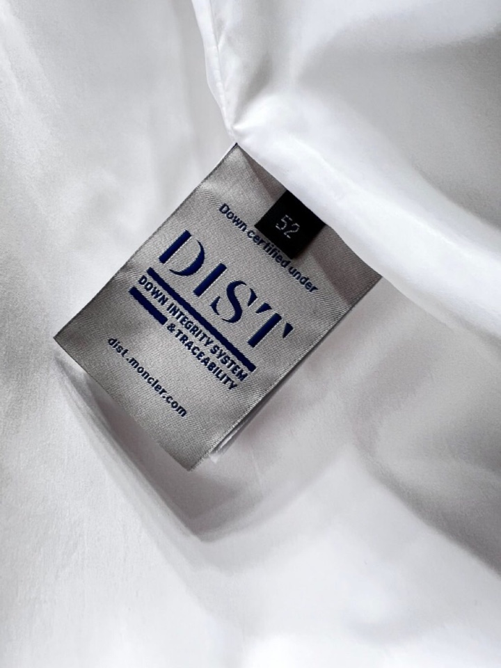 Moncler 蒙口25s秋冬新品连帽夹克。采用品牌独家科技面料，哑光表面呈现细腻质感变化。专业级防风结