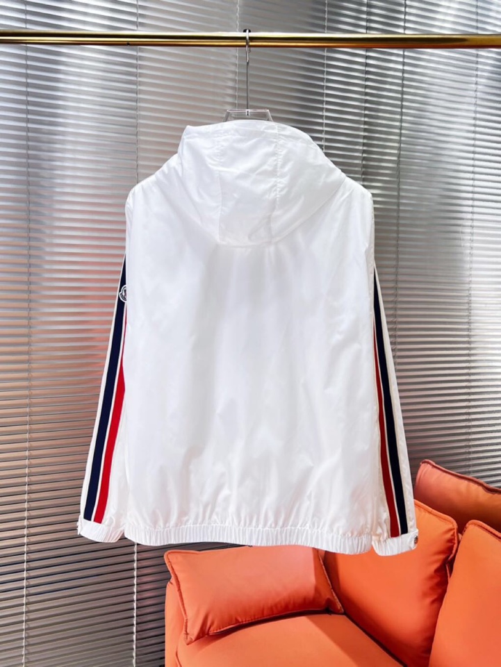 Moncler 蒙口25s秋冬新品连帽夹克。采用品牌独家科技面料，哑光表面呈现细腻质感变化。专业级防风结