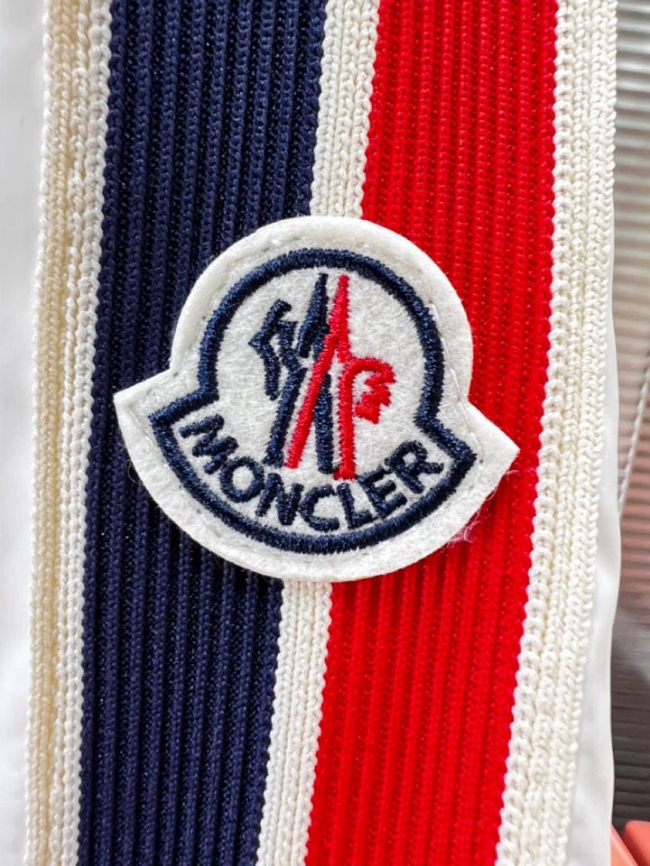 Moncler 蒙口25s秋冬新品连帽夹克。采用品牌独家科技面料，哑光表面呈现细腻质感变化。专业级防风结