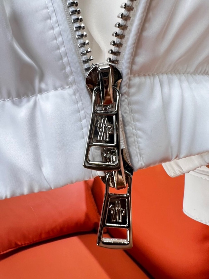 Moncler 蒙口25s秋冬新品连帽夹克。采用品牌独家科技面料，哑光表面呈现细腻质感变化。专业级防风结