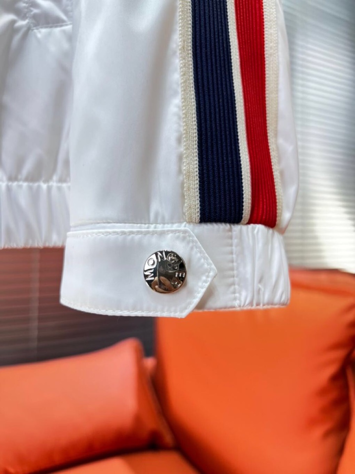 Moncler 蒙口25s秋冬新品连帽夹克。采用品牌独家科技面料，哑光表面呈现细腻质感变化。专业级防风结