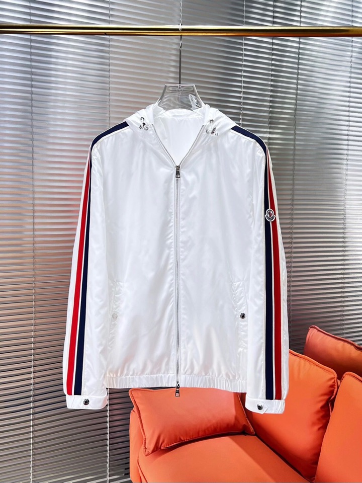 Moncler 蒙口25s秋冬新品连帽夹克。采用品牌独家科技面料，哑光表面呈现细腻质感变化。专业级防风结