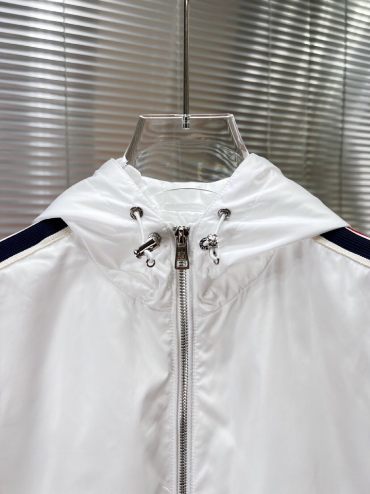 Moncler 蒙口25s秋冬新品连帽夹克。采用品牌独家科技面料，哑光表面呈现细腻质感变化。专业级防风结