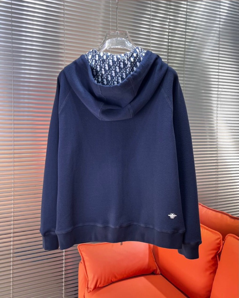 Dior 迪奥胸前字母刺绣连帽卫衣开衫拉链外套，\n面料采用高克重面料，上身舒服透气，手感极佳，胸前字母