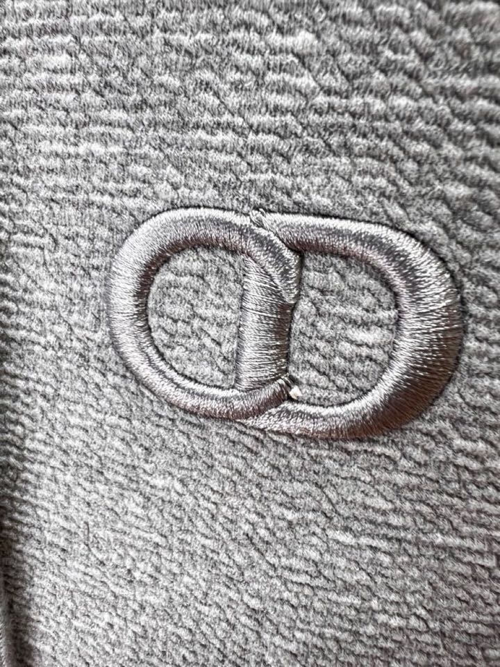 Dior 迪奥胸前字母刺绣连帽卫衣开衫拉链外套，\n面料采用高克重面料，上身舒服透气，手感极佳，胸前字母