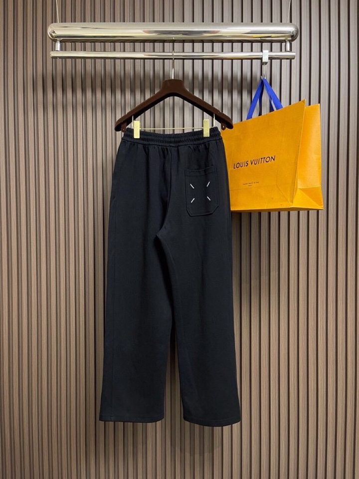 Maison Margiela 马吉拉 mm6 2025ss新款数字刺绣阔腿卫裤休闲裤。完全能够横跨不同