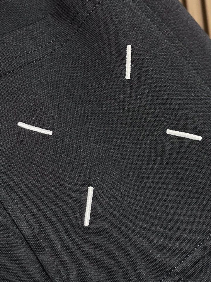 Maison Margiela 马吉拉 mm6 2025ss新款数字刺绣阔腿卫裤休闲裤。完全能够横跨不同