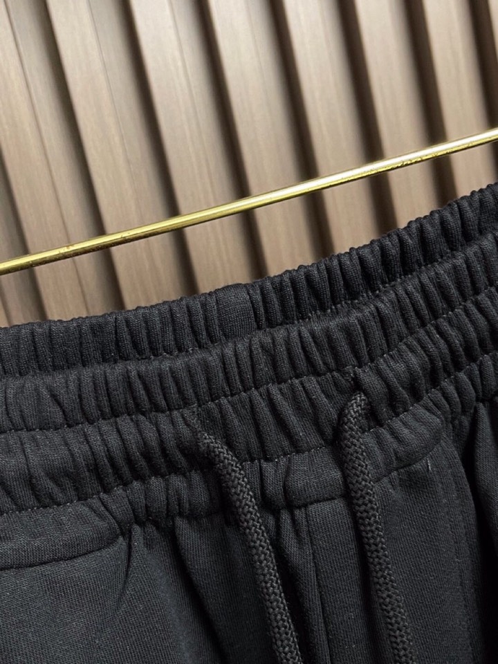 Maison Margiela 马吉拉 mm6 2025ss新款数字刺绣阔腿卫裤休闲裤。完全能够横跨不同