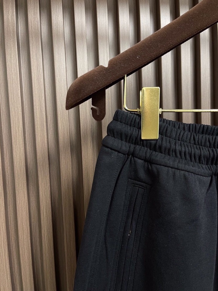 Maison Margiela 马吉拉 mm6 2025ss新款数字刺绣阔腿卫裤休闲裤。完全能够横跨不同