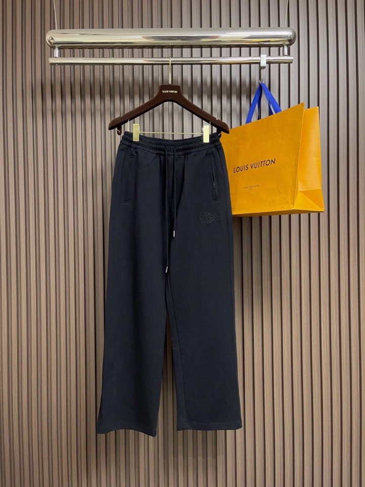 Maison Margiela 马吉拉 mm6 2025ss新款数字刺绣阔腿卫裤休闲裤。完全能够横跨不同