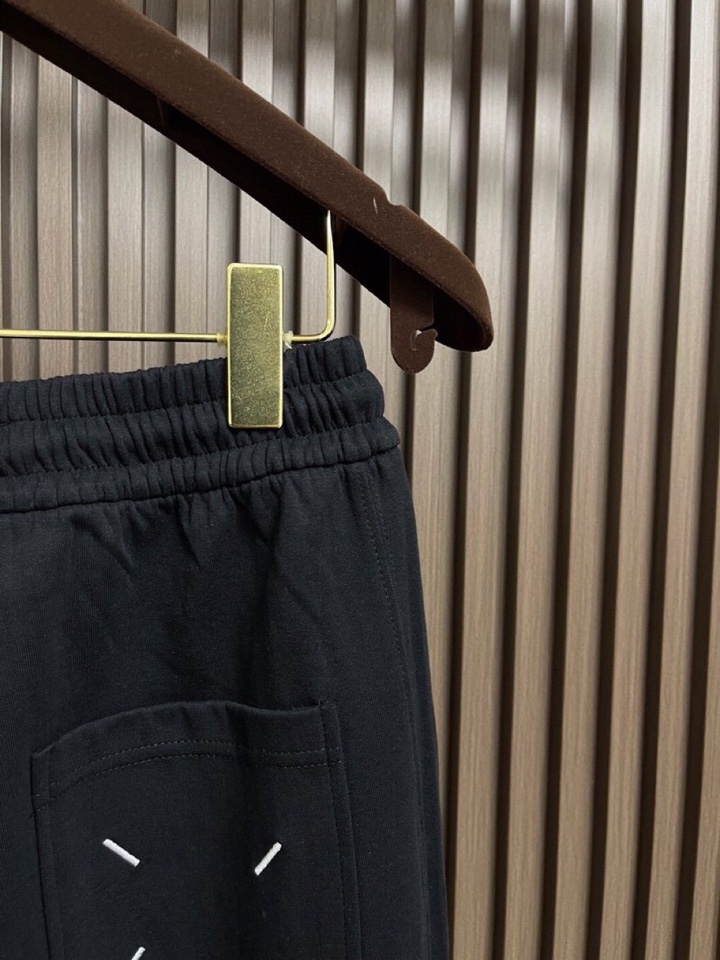 Maison Margiela 马吉拉 mm6 2025ss新款数字刺绣阔腿卫裤休闲裤。完全能够横跨不同