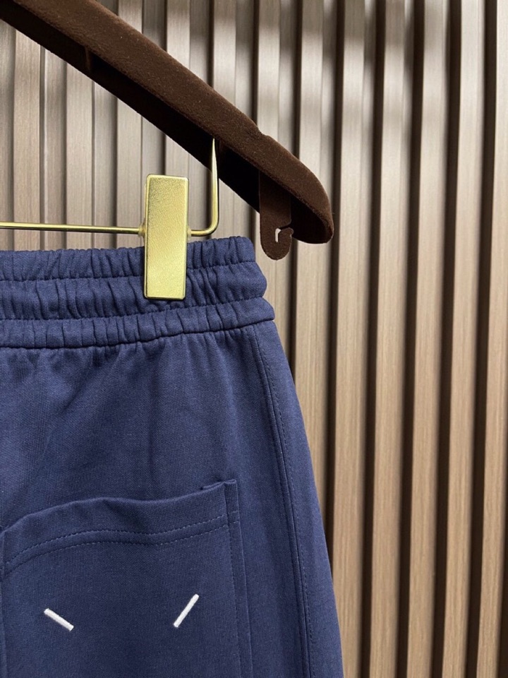 Maison Margiela 马吉拉 mm6 2025ss新款数字刺绣阔腿卫裤休闲裤。完全能够横跨不同