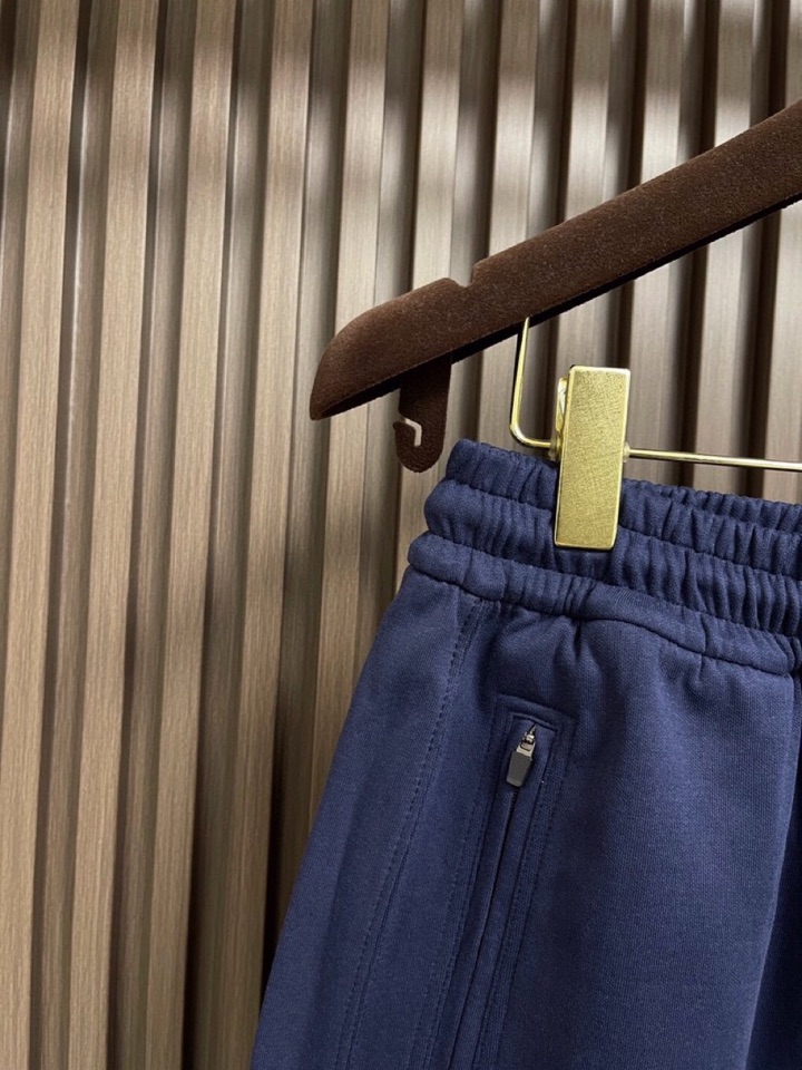 Maison Margiela 马吉拉 mm6 2025ss新款数字刺绣阔腿卫裤休闲裤。完全能够横跨不同