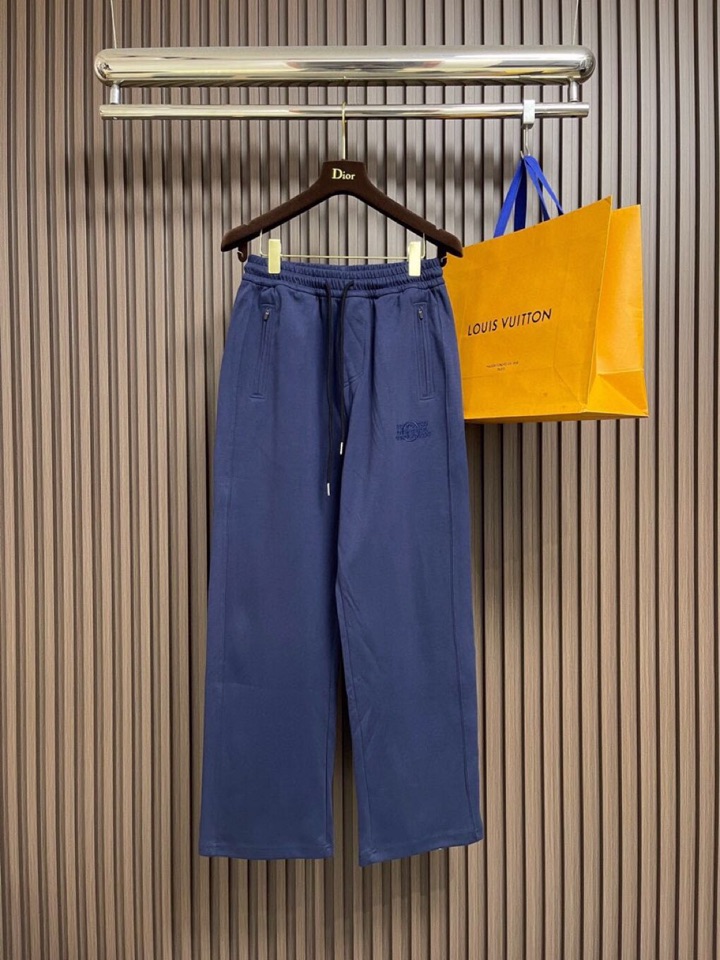 Maison Margiela 马吉拉 mm6 2025ss新款数字刺绣阔腿卫裤休闲裤。完全能够横跨不同