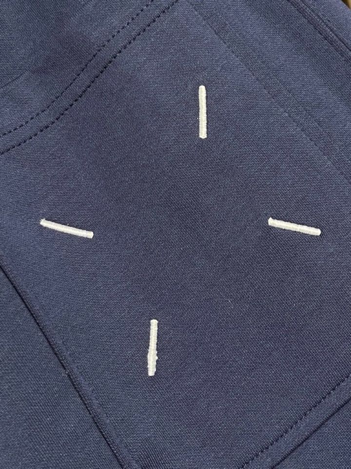 Maison Margiela 马吉拉 mm6 2025ss新款数字刺绣阔腿卫裤休闲裤。完全能够横跨不同