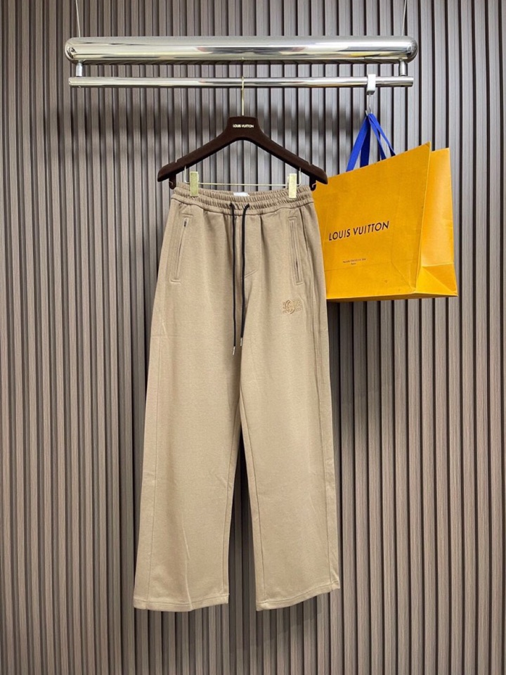 Maison Margiela 马吉拉 mm6 2025ss新款数字刺绣阔腿卫裤休闲裤。完全能够横跨不同
