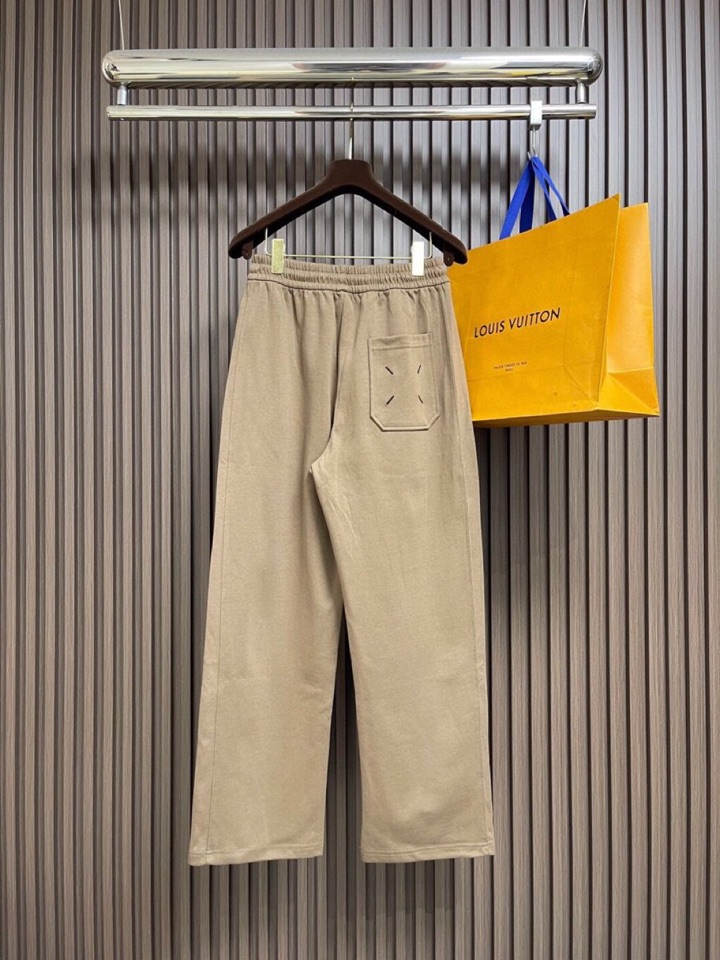 Maison Margiela 马吉拉 mm6 2025ss新款数字刺绣阔腿卫裤休闲裤。完全能够横跨不同