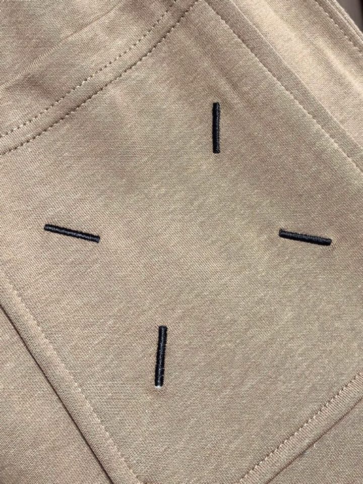 Maison Margiela 马吉拉 mm6 2025ss新款数字刺绣阔腿卫裤休闲裤。完全能够横跨不同