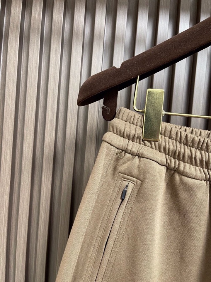 Maison Margiela 马吉拉 mm6 2025ss新款数字刺绣阔腿卫裤休闲裤。完全能够横跨不同