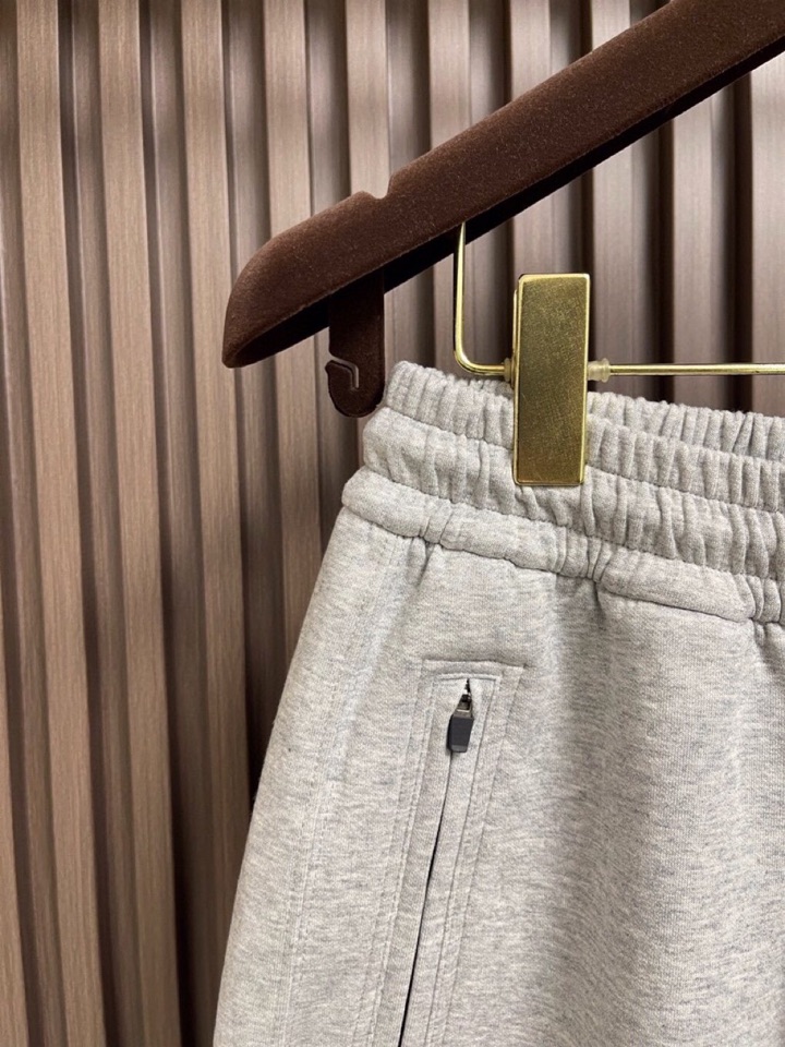 Maison Margiela 马吉拉 mm6 2025ss新款数字刺绣阔腿卫裤休闲裤。完全能够横跨不同