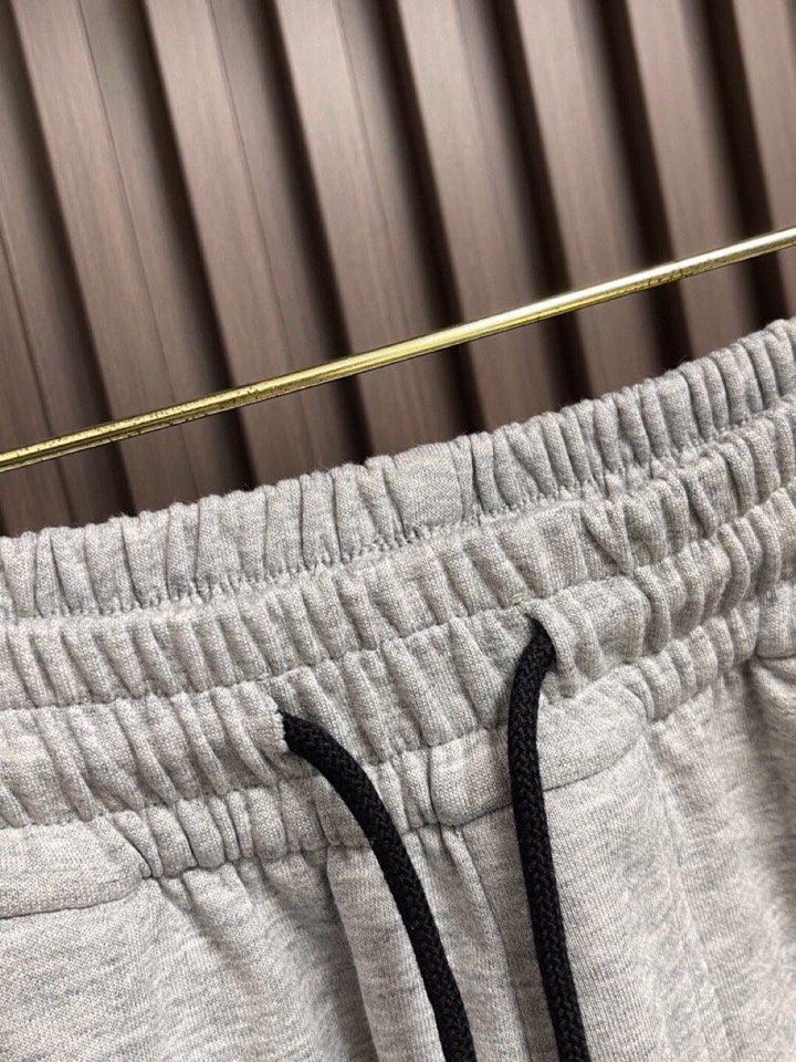 Maison Margiela 马吉拉 mm6 2025ss新款数字刺绣阔腿卫裤休闲裤。完全能够横跨不同