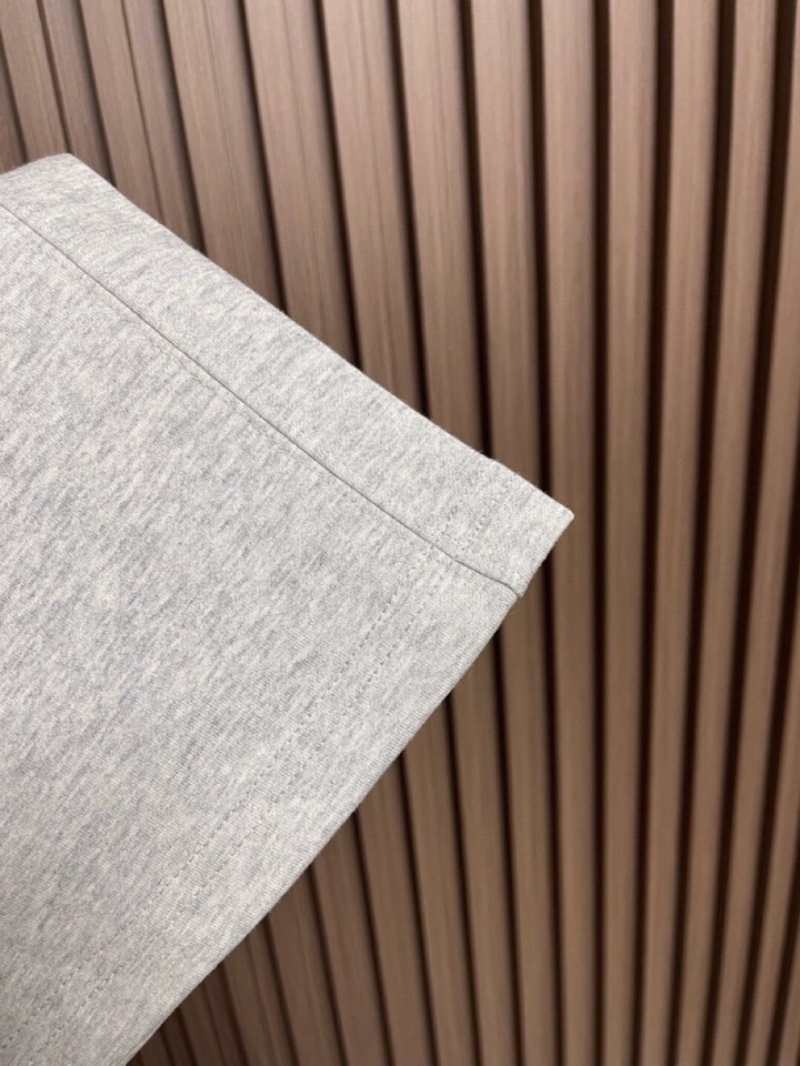 Maison Margiela 马吉拉 mm6 2025ss新款数字刺绣阔腿卫裤休闲裤。完全能够横跨不同