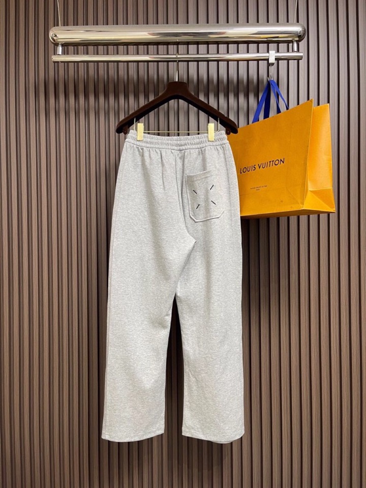 Maison Margiela 马吉拉 mm6 2025ss新款数字刺绣阔腿卫裤休闲裤。完全能够横跨不同