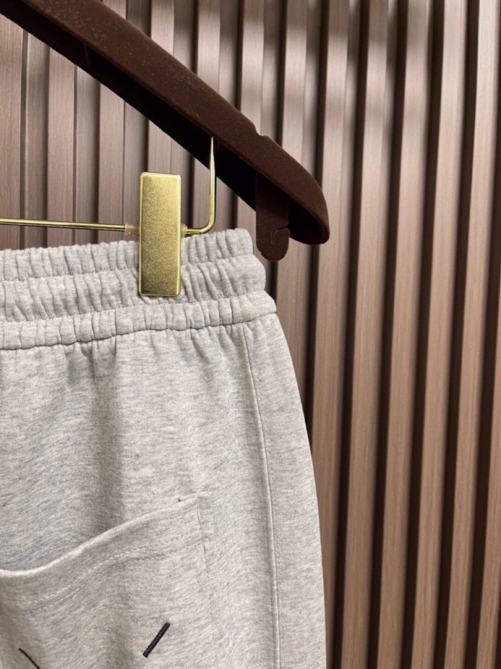 Maison Margiela 马吉拉 mm6 2025ss新款数字刺绣阔腿卫裤休闲裤。完全能够横跨不同