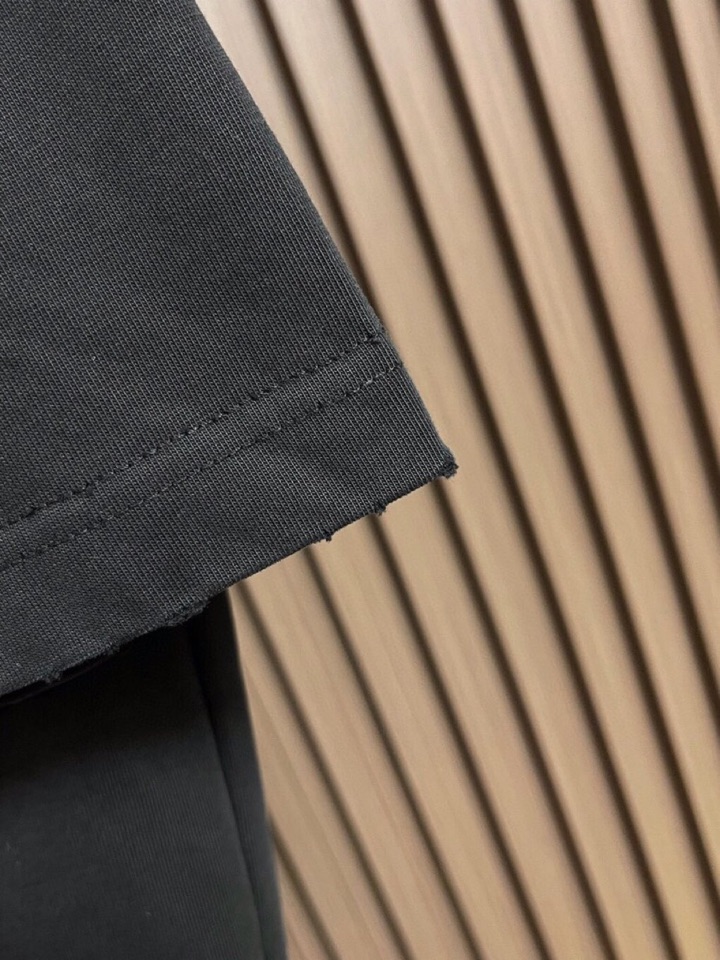 BALENCIAGA 巴黎世家复古胶带印花BB标识短袖圆领T恤，定织面料工艺洗水处理 高克重300克面料