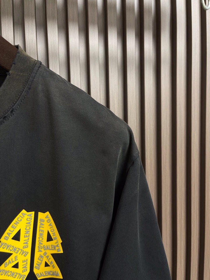 BALENCIAGA 巴黎世家复古胶带印花BB标识短袖圆领T恤，定织面料工艺洗水处理 高克重300克面料