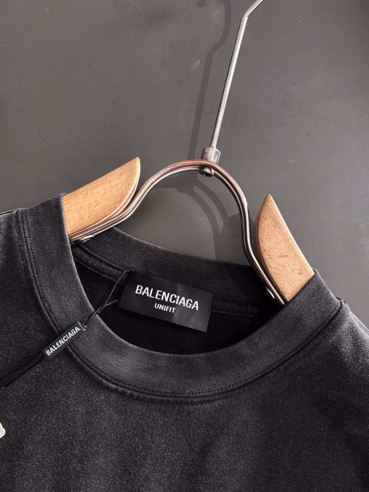 BALENCIAGA 巴黎世家2025SS秋冬最新款圆领时尚短袖圆领T恤，官网同步，纯棉面料！贴肤舒适，