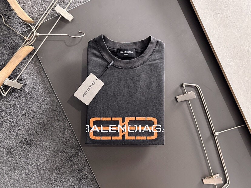 BALENCIAGA 巴黎世家2025SS秋冬最新款圆领时尚短袖圆领T恤，官网同步，纯棉面料！贴肤舒适，